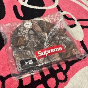 Supreme x New Era Box Logo Beanie (FW25) – Realtree AP Camo
